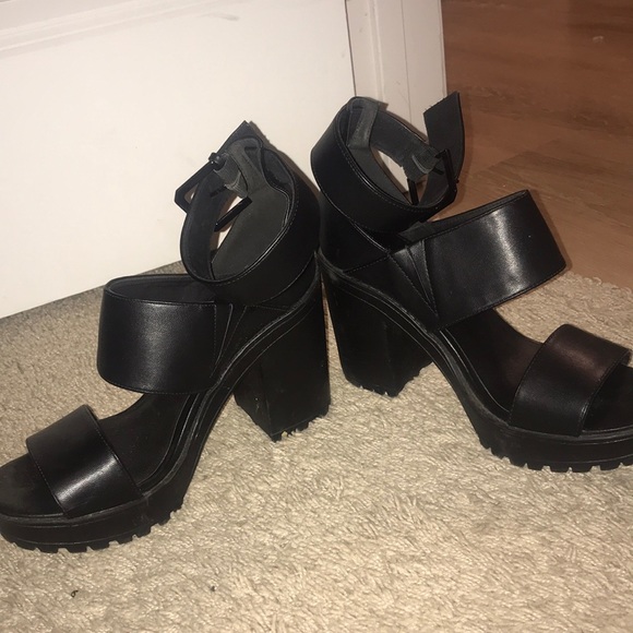 Chunky platform sandal, black size 7.5. - Picture 3 of 4